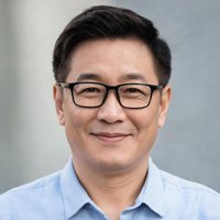 一位戴眼镜的中年男性用户头像