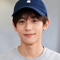 一位戴棒球帽的男性青年头像